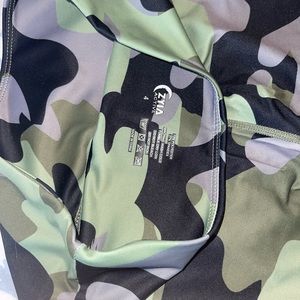 Zyia Green Camo Light n Tight 7/8”- 24” leggings